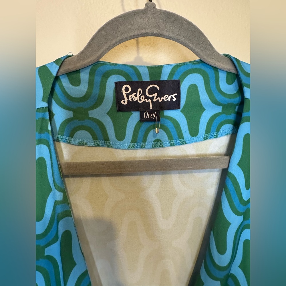 Lesley Evers Green Blue Patterned Wrap Dress, knee-length NWOT, 1X, never worn.